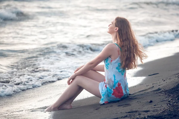 Hermosa Chica Sienta Una Playa Arena Orilla Del Mar — Foto de Stock