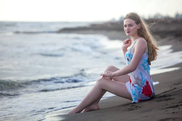 Hermosa Chica Sienta Una Playa Arena Orilla Del Mar — Foto de Stock