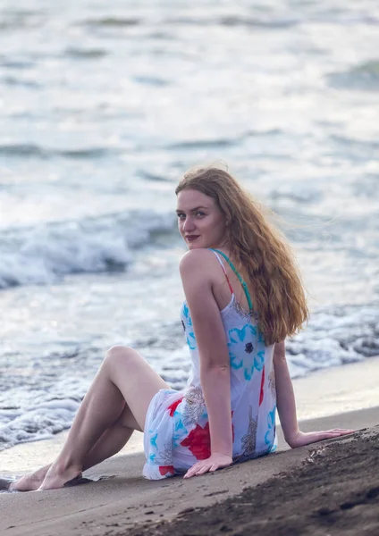 Hermosa Chica Sienta Una Playa Arena Orilla Del Mar — Foto de Stock