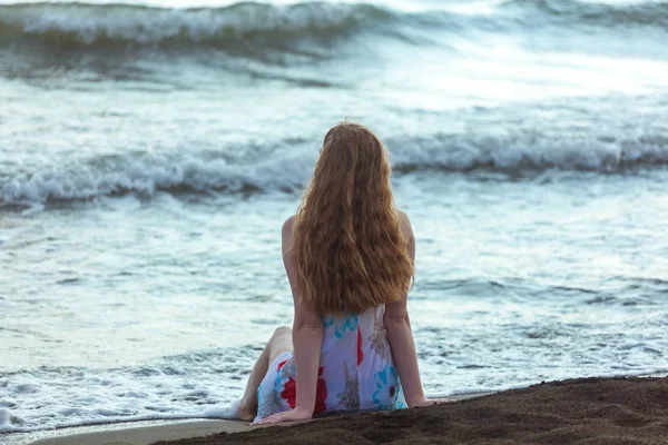 Hermosa Chica Sienta Una Playa Arena Orilla Del Mar — Foto de Stock