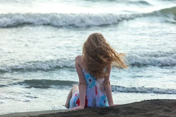 Hermosa Chica Sienta Una Playa Arena Orilla Del Mar — Foto de Stock