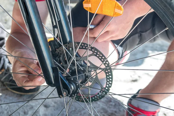 Homme Réparant Vélo Préparant Pour Saison Roue Vélo — Photo