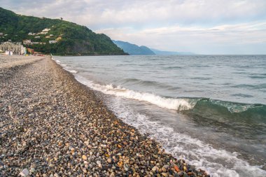 güzel bir kvariati, Acara taşlı plaj manzarası.