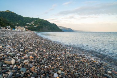 güzel bir kvariati, Acara taşlı plaj manzarası.