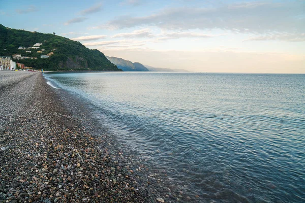 güzel bir kvariati, Acara taşlı plaj manzarası.
