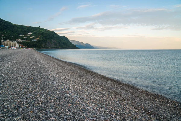 güzel bir kvariati, Acara taşlı plaj manzarası.