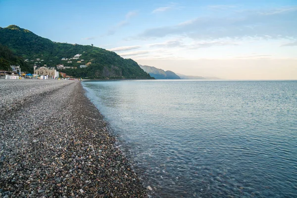 güzel bir kvariati, Acara taşlı plaj manzarası.
