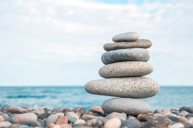 Sahilde deniz taş denge taş yığını.