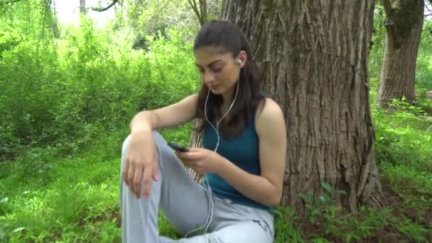 Красивая Спортивная Девушка Телефоном Парке — стоковое видео