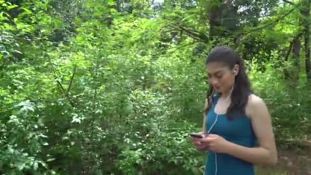 Bellissima Ragazza Sportiva Con Telefono Nel Parco — Video Stock