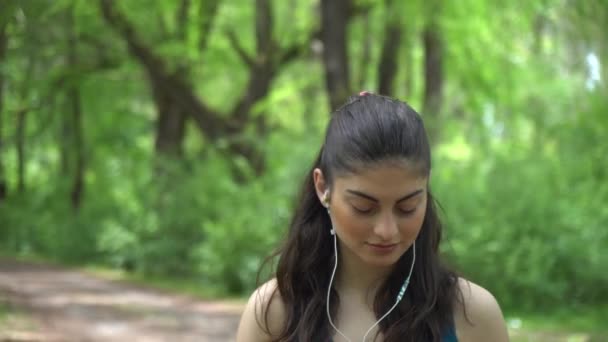 Bellissima Ragazza Sportiva Con Telefono Nel Parco — Video Stock