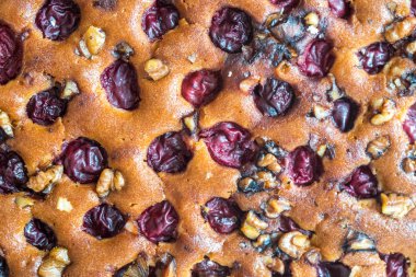 Kuru üzüm ve fındık ile ev yapımı kek.