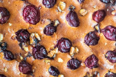 Kuru üzüm ve fındık ile ev yapımı kek.