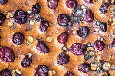 Kuru üzüm ve fındık ile ev yapımı kek.