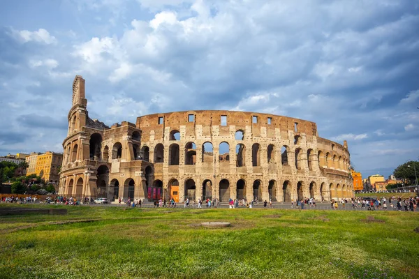 Roma, İtalya - 22.06.2018: Roma, İtalya, Colosseum. Roma Colosseum ana seyahat konumlar biridir.