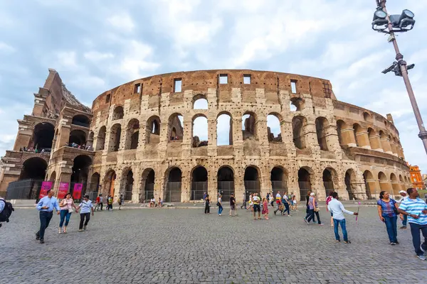 Roma, İtalya - 22.06.2018: Roma, İtalya, Colosseum. Roma Colosseum ana seyahat konumlar biridir.