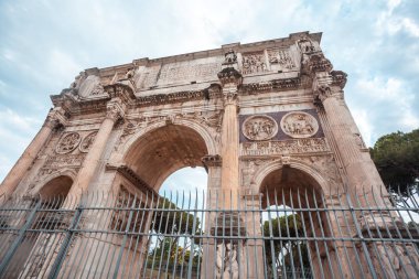 Konstantin Arch colosseum yakınındaki bir zafer takı-Roma'da olduğunu.