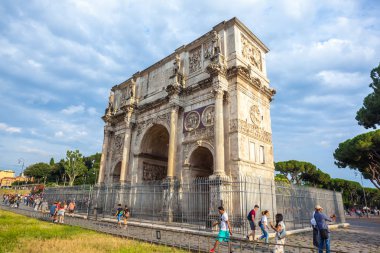 Roma, İtalya - 22.06.2018: Constantine Arch colosseum yakınındaki bir zafer takı-Roma'da olduğunu.