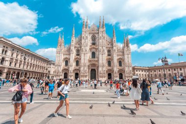 Milan, İtalya - 25.06.2018: Katedral kilise, Lombardiya'daki Milano, Kuzey İtalya Milano Katedrali'ne olan.
