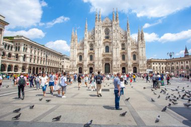 Milan, İtalya - 25.06.2018: Katedral kilise, Lombardiya'daki Milano, Kuzey İtalya Milano Katedrali'ne olan.