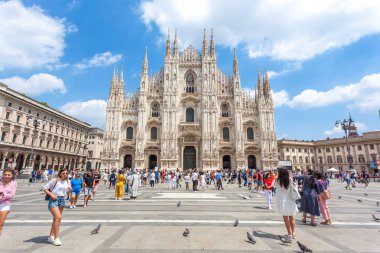 Milan, İtalya - 25.06.2018: Katedral kilise, Lombardiya'daki Milano, Kuzey İtalya Milano Katedrali'ne olan.