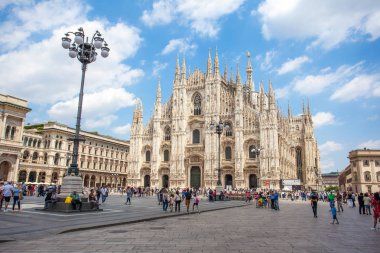Milan, İtalya - 25.06.2018: Katedral kilise, Lombardiya'daki Milano, Kuzey İtalya Milano Katedrali'ne olan.