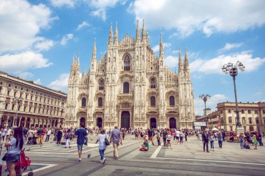 Milan, İtalya - 25.06.2018: Katedral kilise, Lombardiya'daki Milano, Kuzey İtalya Milano Katedrali'ne olan.