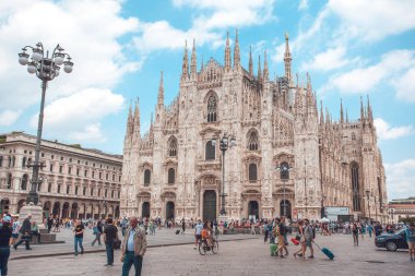 Milan, İtalya - 25.06.2018: Katedral kilise, Lombardiya'daki Milano, Kuzey İtalya Milano Katedrali'ne olan.