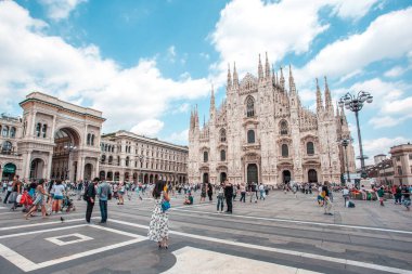 Milan, İtalya - 25.06.2018: Katedral kilise, Lombardiya'daki Milano, Kuzey İtalya Milano Katedrali'ne olan.