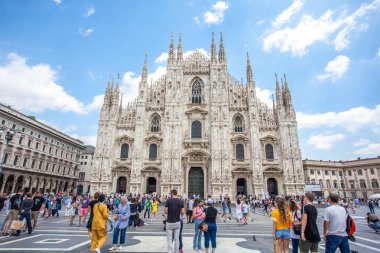 Milan, İtalya - 25.06.2018: Katedral kilise, Lombardiya'daki Milano, Kuzey İtalya Milano Katedrali'ne olan.