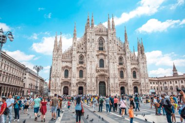 Milan, İtalya - 25.06.2018: Katedral kilise, Lombardiya'daki Milano, Kuzey İtalya Milano Katedrali'ne olan.