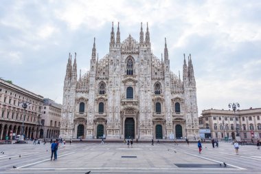 Milan, İtalya - 25.06.2018: Katedral kilise, Lombardiya'daki Milano, Kuzey İtalya Milano Katedrali'ne olan.
