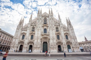 Milan, İtalya - 25.06.2018: Katedral kilise, Lombardiya'daki Milano, Kuzey İtalya Milano Katedrali'ne olan.