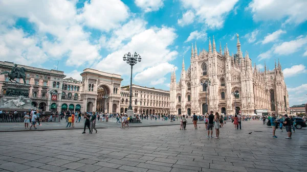 Milan, İtalya - 25.06.2018: Katedral kilise, Lombardiya'daki Milano, Kuzey İtalya Milano Katedrali'ne olan.
