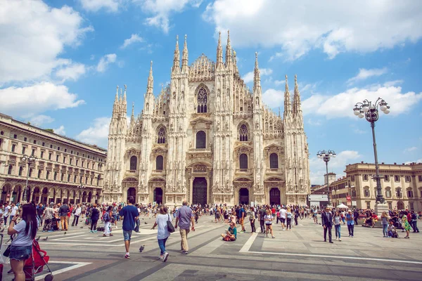 Milan, İtalya - 25.06.2018: Katedral kilise, Lombardiya'daki Milano, Kuzey İtalya Milano Katedrali'ne olan.