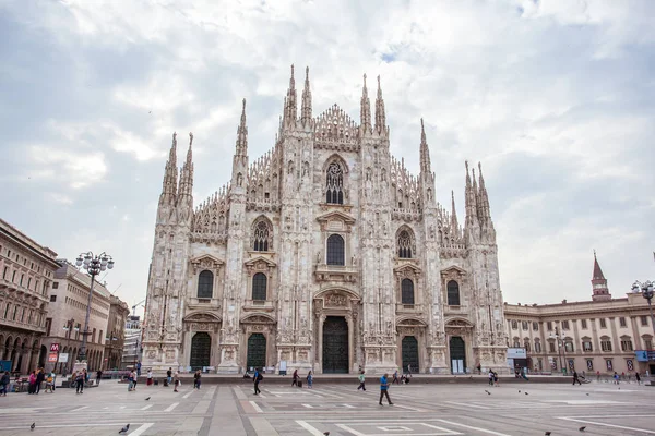 Milan, İtalya - 25.06.2018: Katedral kilise, Lombardiya'daki Milano, Kuzey İtalya Milano Katedrali'ne olan.