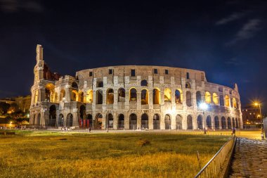 Roma Colosseum (Coliseum) gece, Roma'nın ana seyahat konumlar biri. İtalya.