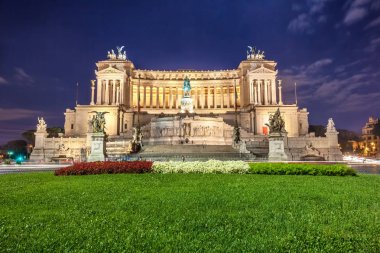Vittorio Emmanuel II Anıtı Roma Venedik Meydanı, gece, İtalya.