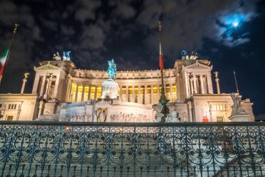 Vittorio Emmanuel II Anıtı Roma Venedik Meydanı, gece, İtalya.