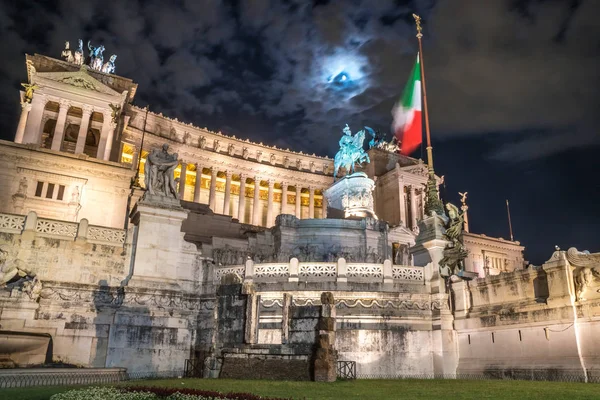 Vittorio Emmanuel II Anıtı Roma Venedik Meydanı, gece, İtalya.