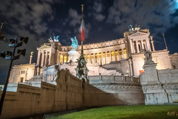 Vittorio Emmanuel II Anıtı Roma Venedik Meydanı, gece, İtalya.