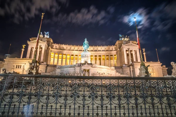 Vittorio Emmanuel II Anıtı Roma Venedik Meydanı, gece, İtalya.