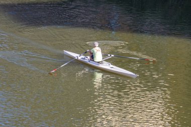 Bir kişi kürek teknede Arno Nehri, Florence, İtalya.