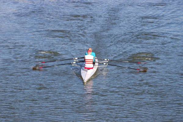 Dos Personas Bote Remos Río Arno Florencia Italia — Foto de Stock