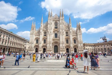 Milan, İtalya - 25.06.2018: Katedral kilise, Lombardiya'daki Milano, Kuzey İtalya Milano Katedrali'ne olan.