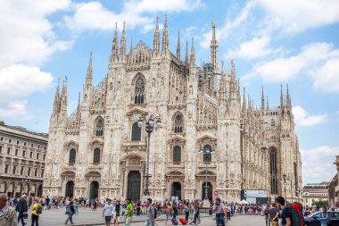 Milan, İtalya - 25.06.2018: Katedral kilise, Lombardiya'daki Milano, Kuzey İtalya Milano Katedrali'ne olan.