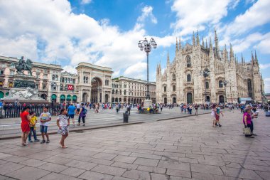 Milan, İtalya - 25.06.2018: Katedral kilise, Lombardiya'daki Milano, Kuzey İtalya Milano Katedrali'ne olan.