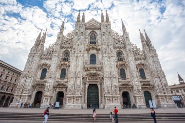 Milan, İtalya - 25.06.2018: Katedral kilise, Lombardiya'daki Milano, Kuzey İtalya Milano Katedrali'ne olan.