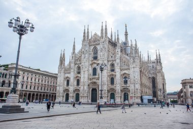 Milan, İtalya - 25.06.2018: Katedral kilise, Lombardiya'daki Milano, Kuzey İtalya Milano Katedrali'ne olan.
