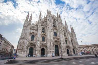 Milan, İtalya - 25.06.2018: Katedral kilise, Lombardiya'daki Milano, Kuzey İtalya Milano Katedrali'ne olan.